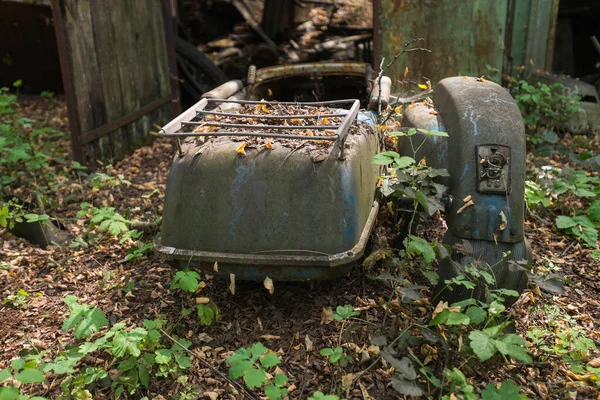 放棄された放射性車両 ゴーストタウンPripyat近くの古い錆びたオートバイ 黙示録的な都市 ウクライナのチェルノブイリ排他区の夏の季節 — ストック写真
