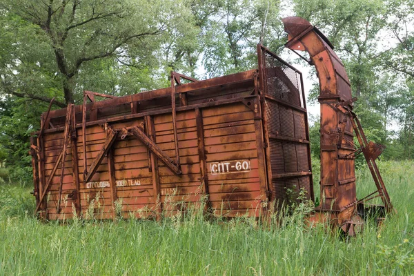 Εγκαταλελειμμένη Ραδιενεργή Σκουριασμένη Γεωργική Μηχανή Κοντά Στο Εγκαταλελειμμένο Χωριό Κοπάτσι — Φωτογραφία Αρχείου