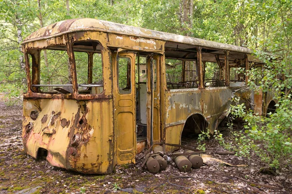 Vehículo Radiactivo Abandonado Viejo Autobús Oxidado Cerca Ciudad Fantasma Pripyat — Foto de Stock