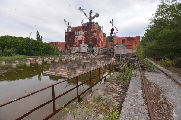 チェルノブイリ原子力発電所の未完成のユニット5クレーン 夏のシーズン ウクライナの排他地帯に放棄された建物 — ストック写真