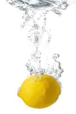 limon beyazın üzerine bırakılmış suya düşer.