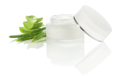 aloe vera ve nemlendirici beyaz arkaplanda izole edildi
