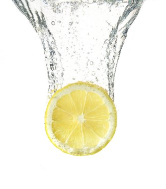 Olgun limon dilimi suya düşüyor.