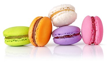 Beyaz arkaplanda izole edilmiş renkli badem kurabiyelerini kapat