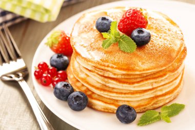 Taze böğürtlen ve naneli krep yığını. 