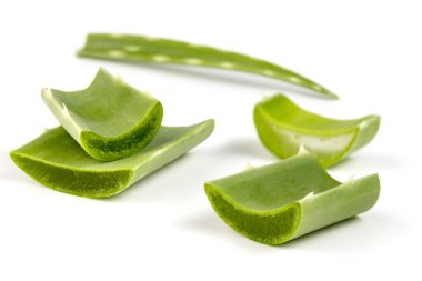 Aloe vera yaprakları beyaza izole edilmiş.
