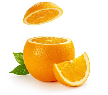 sarkık kısımlı turuncu ve beyaz üzerine izole edilmiş dilimler