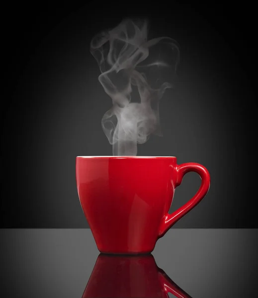 Piros Csésze Párás Kávé Fekete Háttér — Stock Fotó