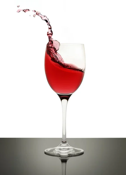 Czerwone Wino Rozpryskujące Się Szklance Łodygowej — Zdjęcie stockowe