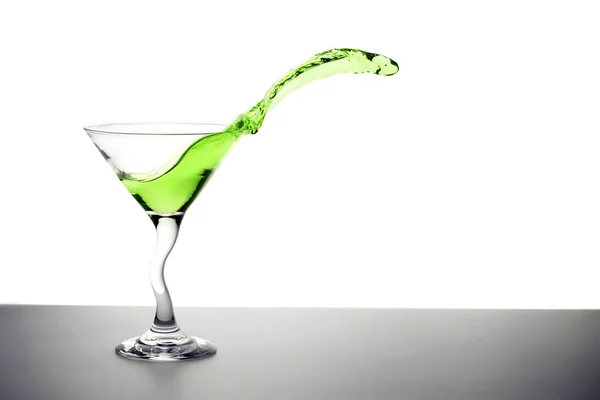 Cóctel Verde Salpicando Una Copa Martini — Foto de Stock