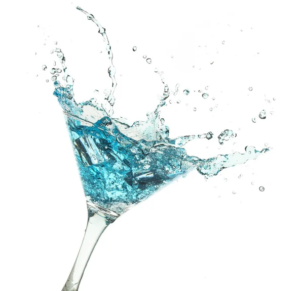 Modrý Koktejl Stříkající Skle Martini Izolované Bílém — Stock fotografie
