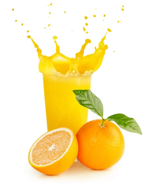 Orangensaft Spritzt Und Orangen Isoliert Auf Weiß — Stockfoto