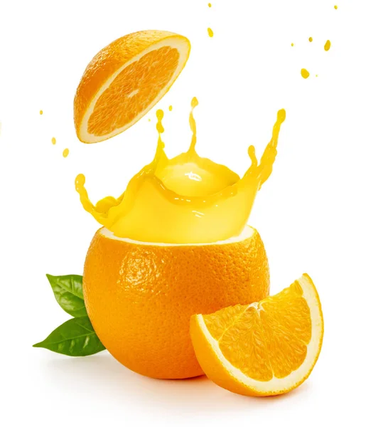 Χυμός Πορτοκαλιού Που Ξεπετάγεται Από Ένα Φρούτο Που Απομονώνεται Λευκό — Φωτογραφία Αρχείου