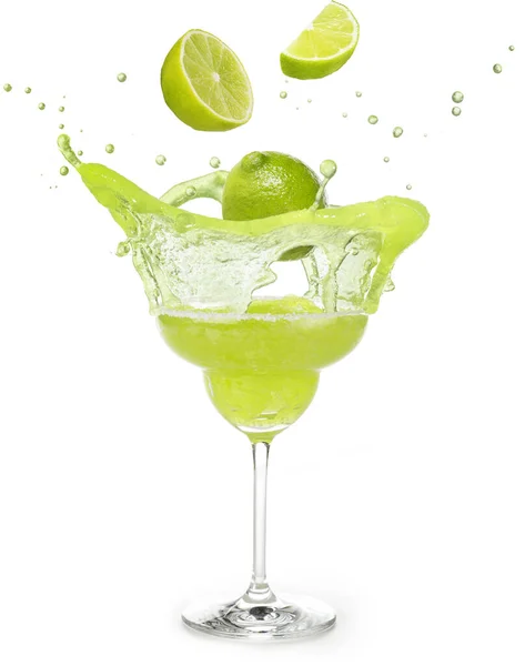 Lime Beleesik Egy Margarita Koktél Fröccsenő Elszigetelt Fehér — Stock Fotó