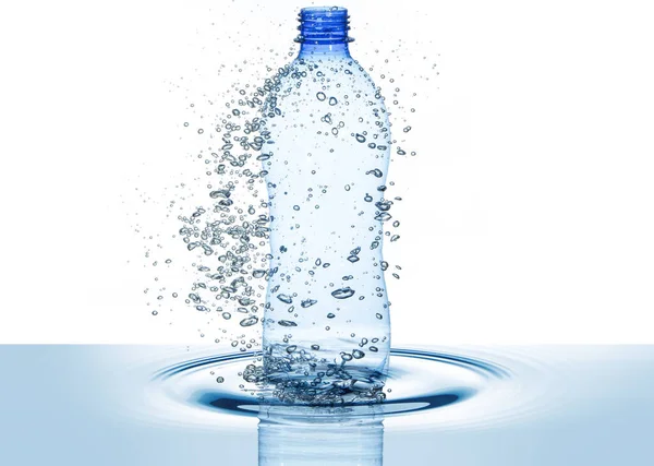 Botol Air Dan Gelembung Atas Gelombang Terkoyak Terisolasi Atas Putih — Stok Foto