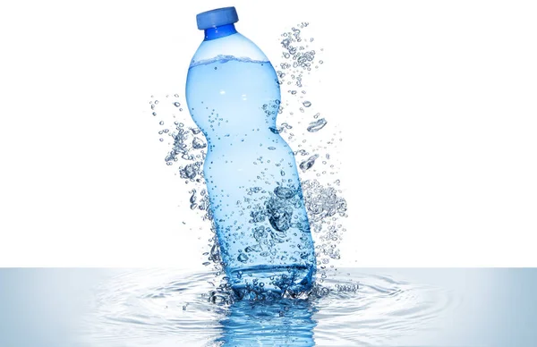 Botol Air Biru Dan Gelembung Atas Gelombang Rippled Terisolasi Atas — Stok Foto