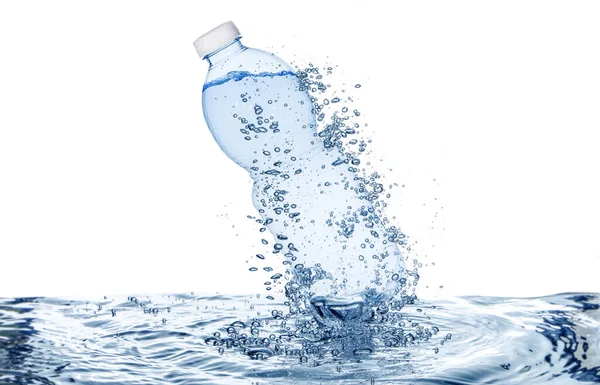 Botol Air Dan Gelembung Atas Air Tumpah Terisolasi Atas Putih — Stok Foto
