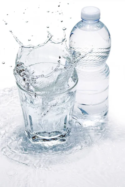 Percikan Kaca Air Dan Botol Plastik Pada Gelombang Rippled — Stok Foto