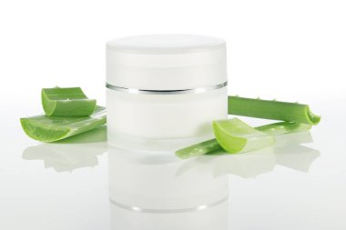 aloe vera ve nemlendirici krem beyaz arkaplanda izole edilmiş.