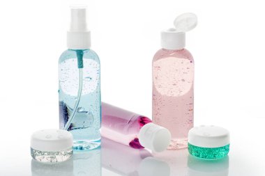 Beyaz arka planda su damlacıkları olan tuvalet malzemeleri.