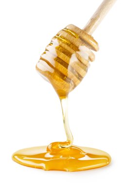 Beyaz arka planda izole edilmiş ahşap bir deriden damlayan bal