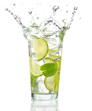 Mojito kokteyl sıçraması beyaz arkaplanda izole edildi
