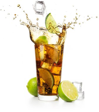 limon dilimi ve buz kübü Küba libre karışımına dökülüyor.