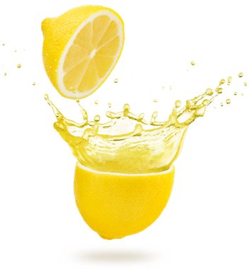 Beyaz arka planda izole edilmiş bir limondan patlayan sarı meyve suyu.