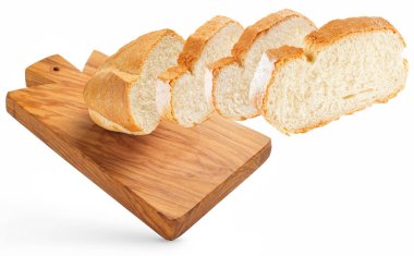 Ekmek dilimleri beyaz üzerine izole edilmiş tahta kesme tahtasının üzerinde uçuyor.