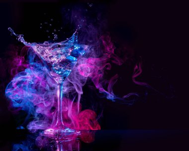 Kokteyl sıçraması ve siyah arka planda çok renkli duman.
