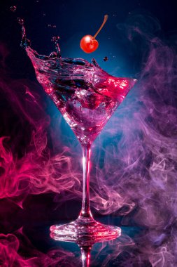 kiraz dumanlı arka planda kozmopolit bir yere düşüyor.