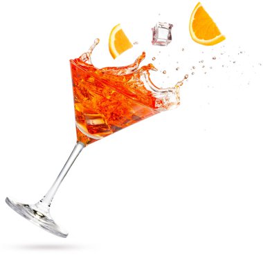 Portakal ve buz küpü beyaz bir martiniye dökülüyor.
