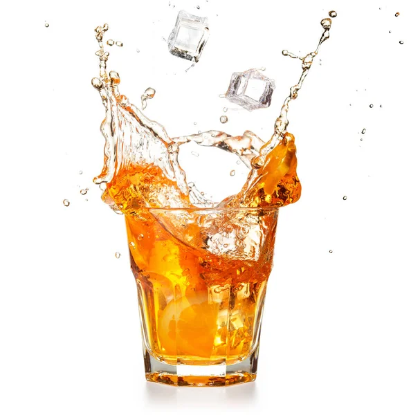 Eiswürfel Die Einen Spritzenden Orangen Cocktail Fallen Isoliert Auf Weißen — Stockfoto