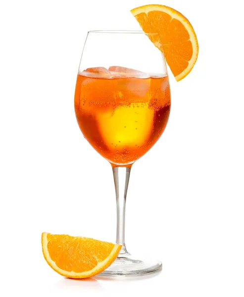 Spritz Cocktail Einem Weinglas Garniert Mit Orangenscheibe Isoliert Auf Weiß — Stockfoto