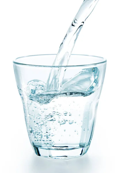 Wasser Fließt Glas Isoliert Auf Weißem Hintergrund — Stockfoto