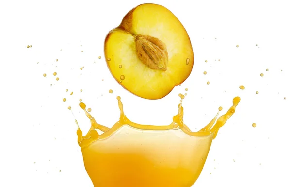 半分の桃がオレンジジュースに落ち — ストック写真