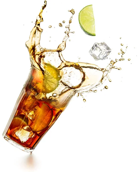 Cuba Libre Cocktail Spritzt Isoliert Auf Weiß — Stockfoto