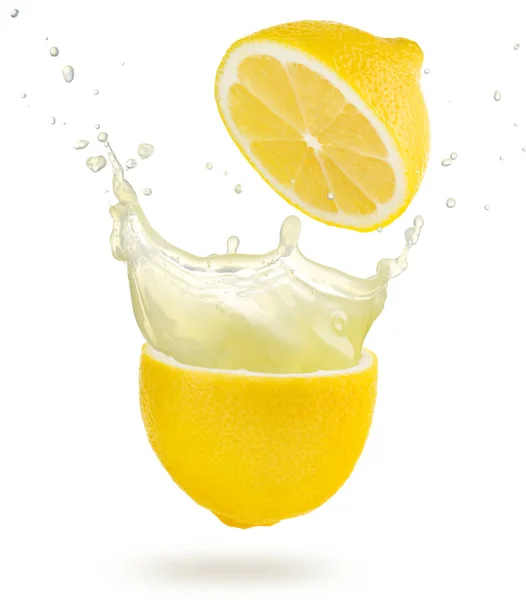 Лимонад Виливається Нарізаного Лимона Ізольовано — стокове фото