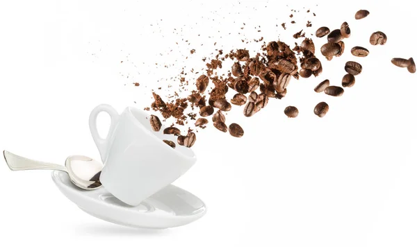 Kávé Bab Por Kiömlött Egy Csésze Izolált Fehér — Stock Fotó