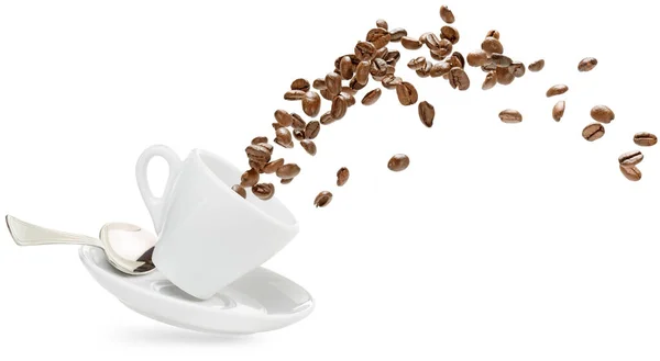 Kávébab Ömlött Egy Csésze Izolált Fehér — Stock Fotó