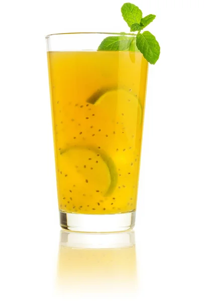 Passionsfrucht Mojito Cocktail Isoliert Auf Weißem Hintergrund — Stockfoto