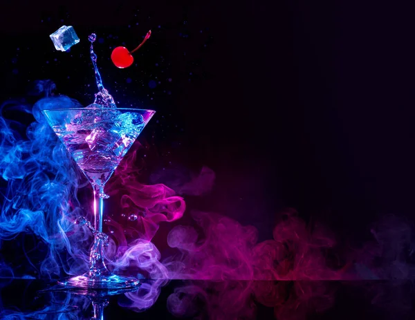 Martini Cocktail Spetteren Blauw Paars Rokerige Achtergrond — Stockfoto