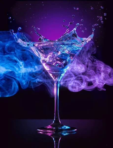Martini Koktejl Stříkající Kouřově Modré Fialové Pozadí — Stock fotografie