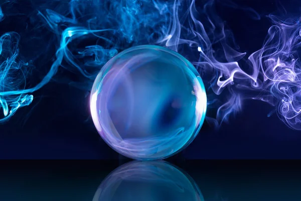 Boule Cristal Dans Fond Fumé Bleu Foncé — Photo