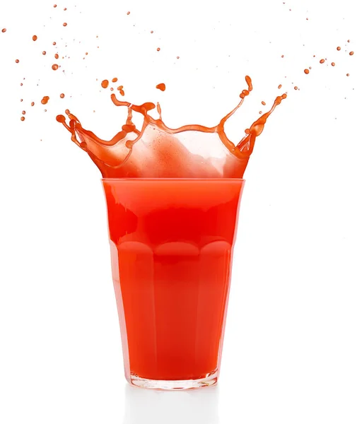 Suco Vermelho Salpicando Copo Isolado Branco — Fotografia de Stock