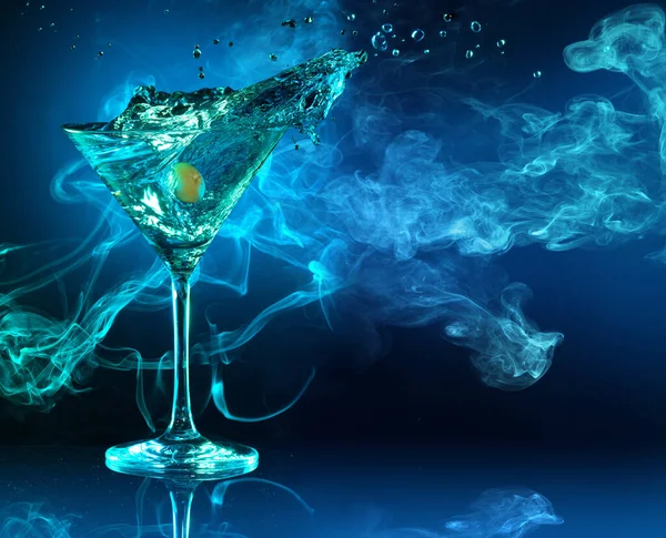 Martini Koktejl Stříkající Tmavě Modrém Zakouřeném Pozadí — Stock fotografie