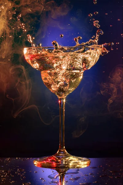 Cocktail Spritzt Vor Dunkelblauem Rauchigen Hintergrund — Stockfoto