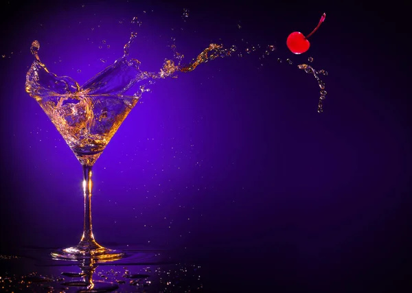 Rote Kirsche Spritzt Aus Einem Martini Glas Auf Violettem Hintergrund — Stockfoto