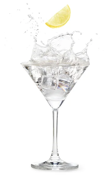 Plasterek Cytryny Wpadający Koktajlu Martini Rozpryskującego Się Białym Tle — Zdjęcie stockowe