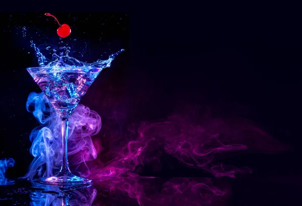 Třešeň Padající Martini Koktejl Splash Modrém Fialovém Zakouřeném Pozadí — Stock fotografie